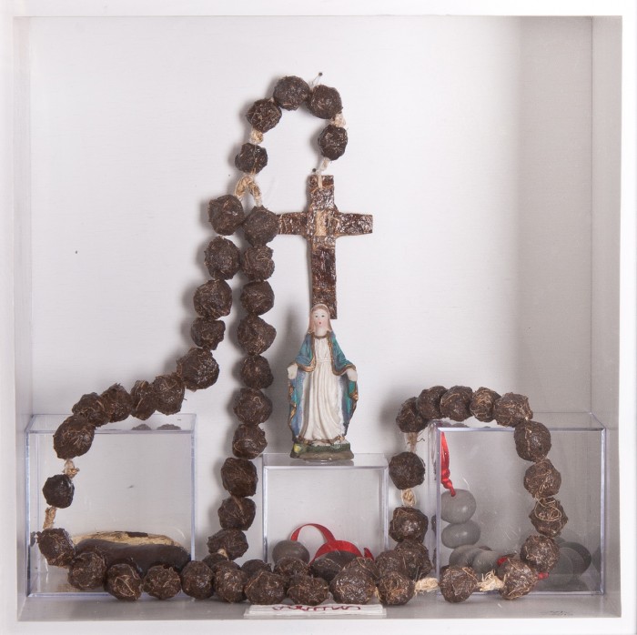 "Beten wir"
Rosenkranz aus bananenschalenpigmenten, Den�r aus Cabalongas, Acrylk�stchen, Madonnenfiguren,behandelte kleine bananen.
2013